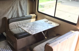 32ft class C with Bunk beds and LEVELING JACKS!!