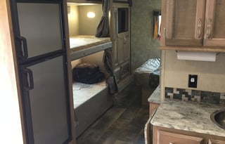 32ft class C with Bunk beds and LEVELING JACKS!!