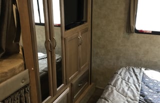 32ft class C with Bunk beds and LEVELING JACKS!!