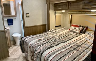 2019 Georgetown GT5 36B5 - 2 full baths and 2 bunk