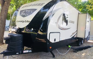 Luxury Lacrosse Camper RV Rental 35'