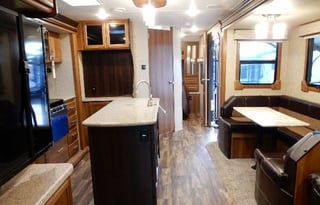 Luxury Lacrosse Camper RV Rental 35'