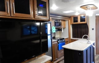 Luxury Lacrosse Camper RV Rental 35'