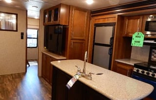 Luxury Lacrosse Camper RV Rental 35'