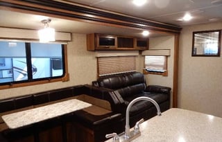 Luxury Lacrosse Camper RV Rental 35'