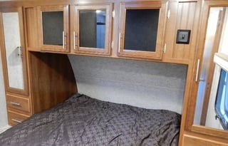 Luxury Lacrosse Camper RV Rental 35'