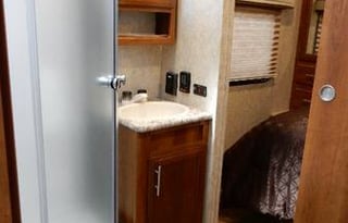 Luxury Lacrosse Camper RV Rental 35'