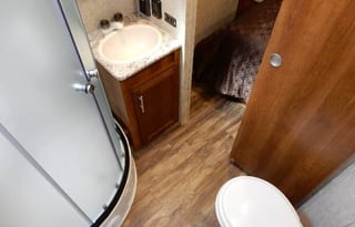 Luxury Lacrosse Camper RV Rental 35'