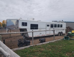 Western World Inc Circle J Horse Trailer