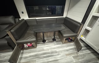 Fully Loaded NE Wisconsin Camper-Sleeps up to 10