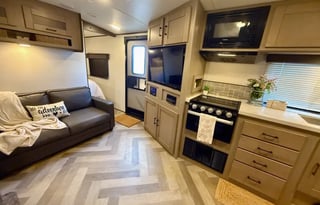 2021 Cruiser Twilight *King and Bunks* (BRFL 1818)