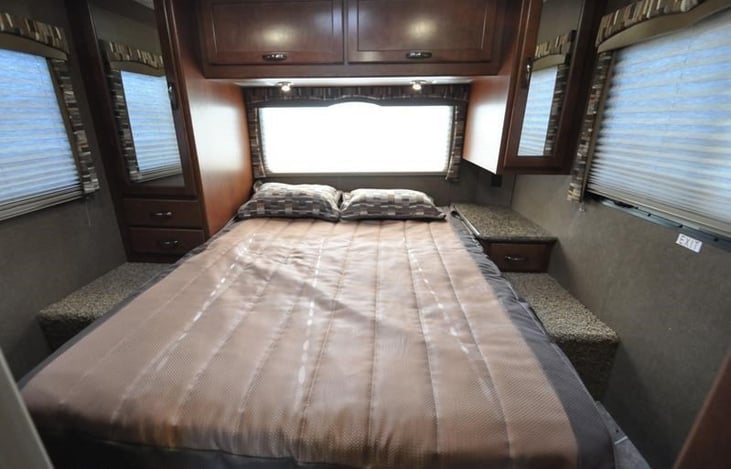 Queen size bed, plenty of wardrobe storage!