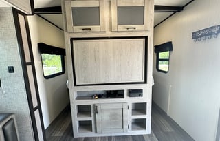 32 Ft Travel Trailer King size bed! Sleeps 8-10