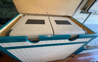 Beautiful 4x4 Mercedes 170 sprinter sleeps 5