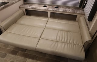 27:*NEW* 2022 Thor LUXURY KING Bed, 8Sleeper,Solar