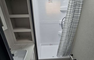 Large 37', 1.5 baths, Wi-Fi, Hot Water, Generator