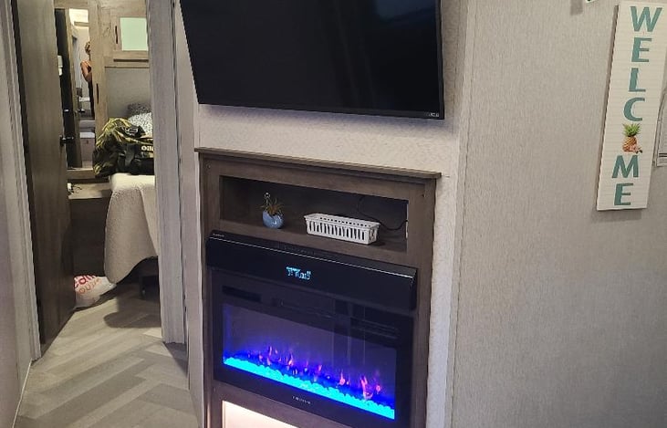 41 inch ROKU smart tv, comes with cables to directly hook up to your phone, watch streaming videos from your favorite apps.  Or smart tv draws from the WIFi.

Fireplace is cozy and puts out heat.