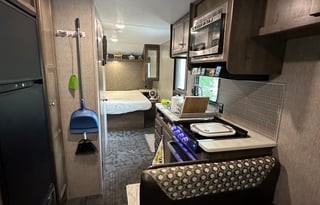 Coleman 202RD sleeps up to 4 people(delivery avl)