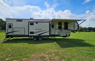 2 Bedroom, 2 Bath Luxury RV