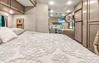 C8 *NEW*2022 Thor LUXURY KING Bed,8 Sleeper,Solar