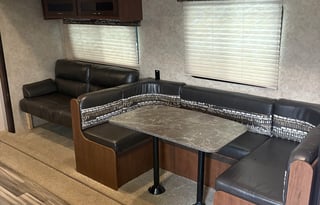 Spacious 28’ Camper – Perfect Family Getaway!