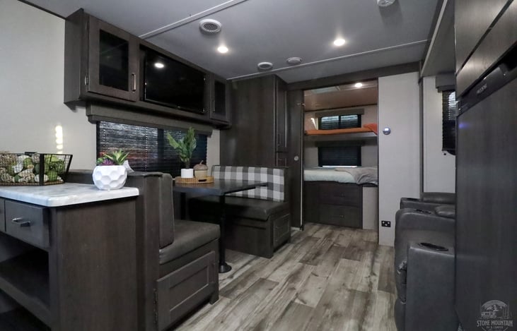 2022-Grand-Design-Transcend-Explor-297-QB-Copyright-at-StoneMountainRVs-dot-com