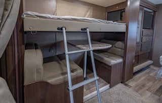 C9-Luxury Four Winds 10 Sleeper w Bunks! 2 Slides