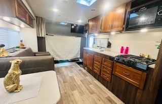 D2020 CONVENIENT & EASY TO DRIVE WINNEBAGO CLASS C