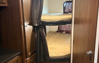 Spacious 28’ Camper – Perfect Family Getaway!