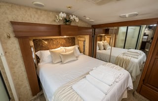Turn-Key two bath sleeps 10 rear bunk room stoked