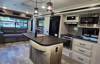 "Anzola" Private Bedroom -  Huge Living /Kitchen