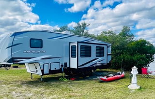 2022 Cherokee Arctic Wolf Fifth-wheel
