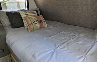 2025 ready- Winnebago - Fits 6, Tows Easy!