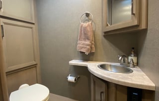 2021 Thor Hurricane 36' 1 1/2 baths