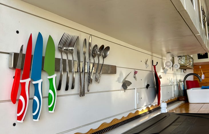 Behind the stove, there is a magnet to secure your cutlery.
