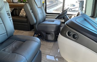 2019 Fleetwood RV Discovery 38W - Sleeps 8