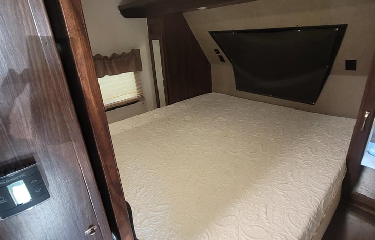 master king-size bed (private enclosed room)