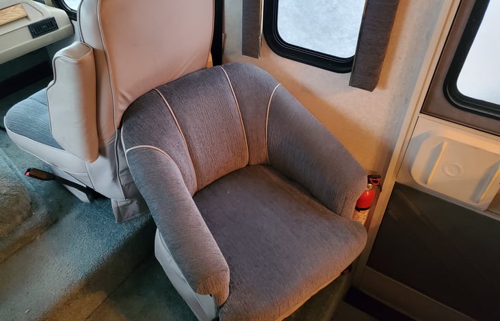 Swiveling lounge chair