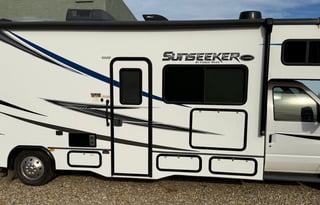 Spacious 32’ RV – Your Home Away From Home!
