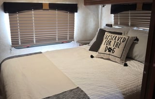 Spacious & Fully Equipped Class A RV – Sleeps 8