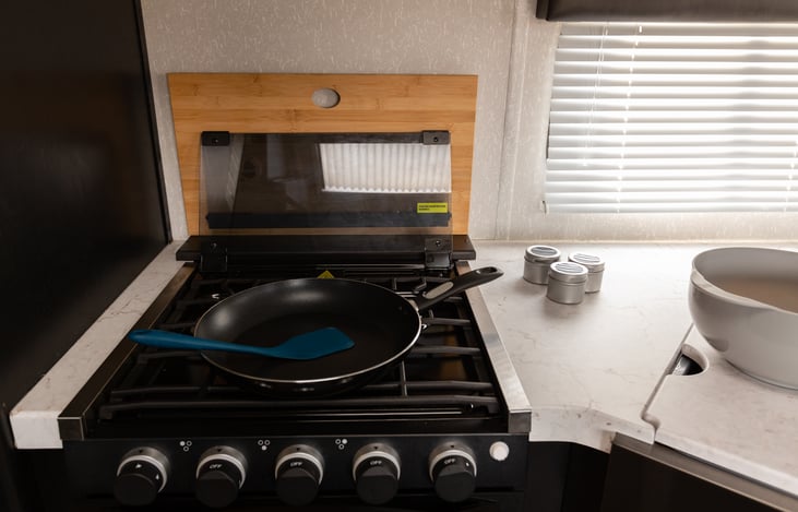 3-burner gas stove w/oven