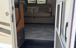 2017 LIKE NEW Winnebago Minnie 31K Sleeps 8!