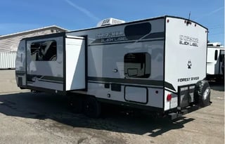 Bunkhouse RV Rental | Sleeps 8 | Outdoor Kitchen