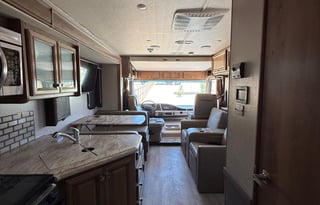 33 ft motorhome - sleeps 6
