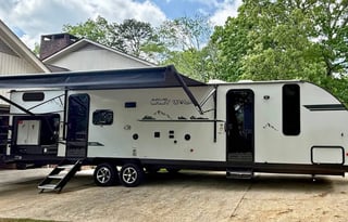 Luxury Black Label RV Sleeps 9 - Outdoor Kitchen