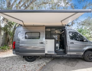 Winnebago Revel 44E