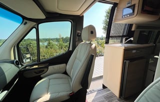 "Baby Beluga" 20ft MB Sprinter Glampervan
