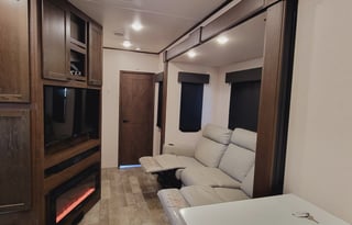 The Lakeside Lodge 35ft Toy Hauler XLR Hyperlite