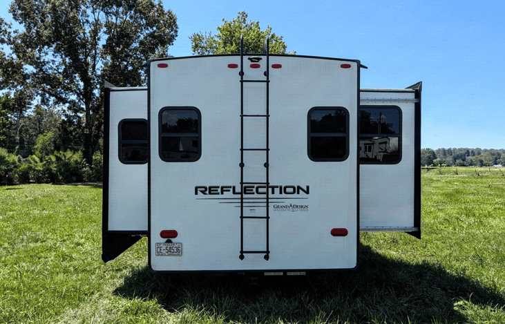 Spacious 2022 Grand Design Reflection 340RDS 5th wheel! Features a signature rear den with dual sofas, theater seating, fireplace, gourmet kitchen, king/queen bed, and 3 slides for ultimate luxury.