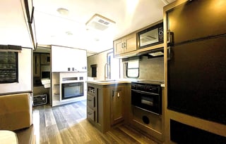 * Marshmallow Den! * Slide-Out Space * Sleeps 10!